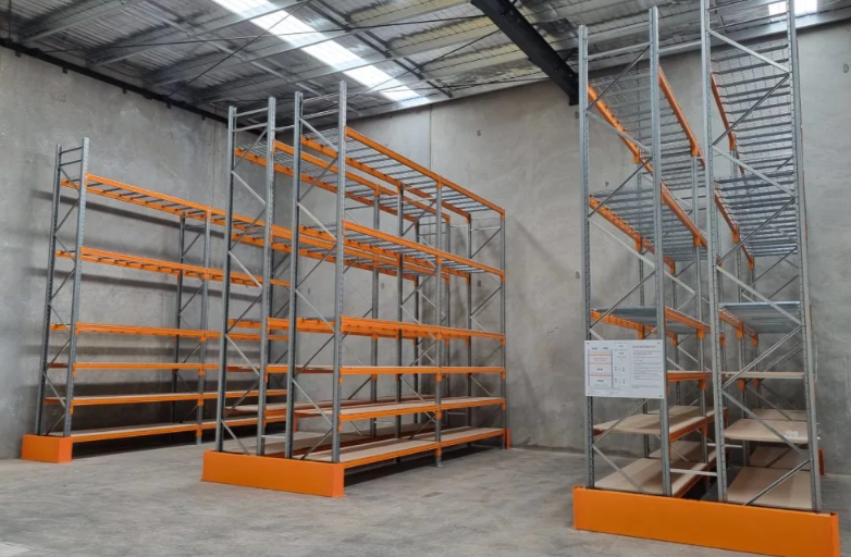 Selective pallet racking